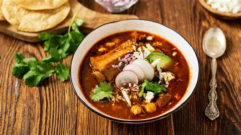  Pozole! Zupa z mięsem i wędzonego kukurydzy, bogata w tradycje i smak meksykańskich festiwali.