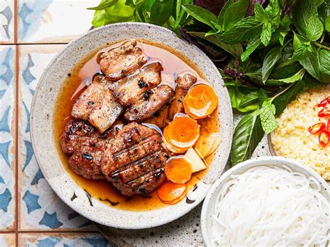  Bún Chả: Odkryj magiczną mieszankę aromatycznego grillowanego mięsa i świeżych ziół z Lai Chau!