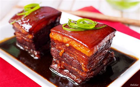   Dongpo Pork: Czy Chrupiące Skórki i Rozpływające się w Uście Mięso Potrafią Tworzyć Niebiańską Sinfonię Smaku?