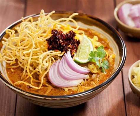  Khao Soi: Intensywna mieszanina aromatycznych curry i kremowej konsystencji z dodatkiem chrupiących makaronów!