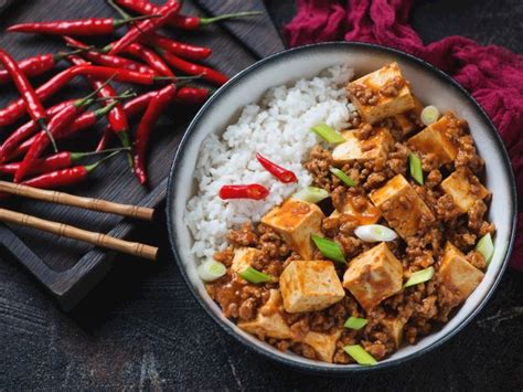  Mapo Tofu - Czy ostra, pikantna fala smaku zaserwuje Ci niebiańską ucztę w stylu Anshan?