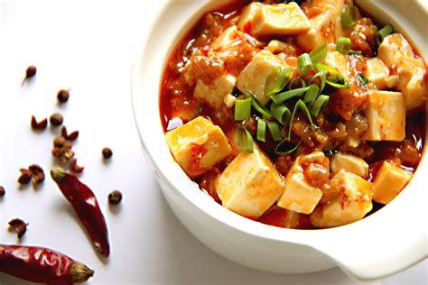   Mapo Tofu Z Czerwonym Olejem Chili: Czy Potrafisz Ustawić Swoje Podniebienie na Niesamowitą Ostrą Przyprawę?