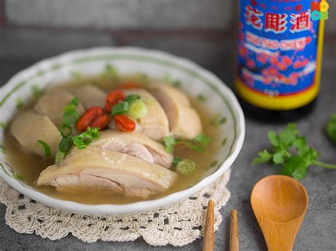  Shaoxing Drunken Chicken: Czy jesteś gotowy na niezwykłą kombinację pijanych przypraw i delikatnie gotowanego kurczaka?