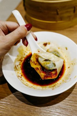   Sıkısak Xiaolongbao: Czy Słony Bulion I Ziołowa Delikatność Mogą Tworzyć Idealną Harmonię Smaku?