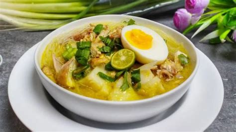  Soto Banjar! Poznaj Zapachową Zupę z Mieszaniną Wyrazistych Smaków i Niewidocznych Skarbów