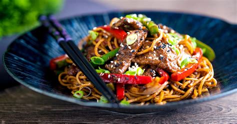   Szechuan Beef Noodles: Czy Ostrą Wiosnę Mięsa Zaszczepimy w Makaronie?